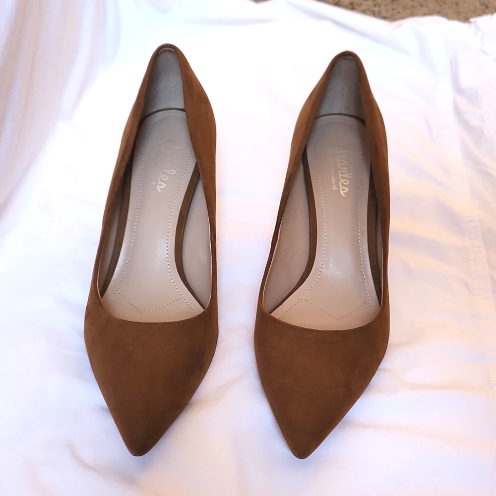 Charles by Charles David Camel Suede Kitten Heel sz 9m